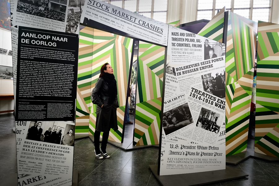 Reizende tentoonstelling vrijstaande poort