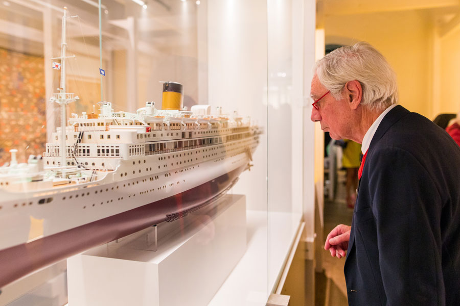 Staande vitrine voor scheepsmodel