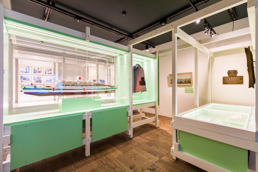 Vitrines in houten grid