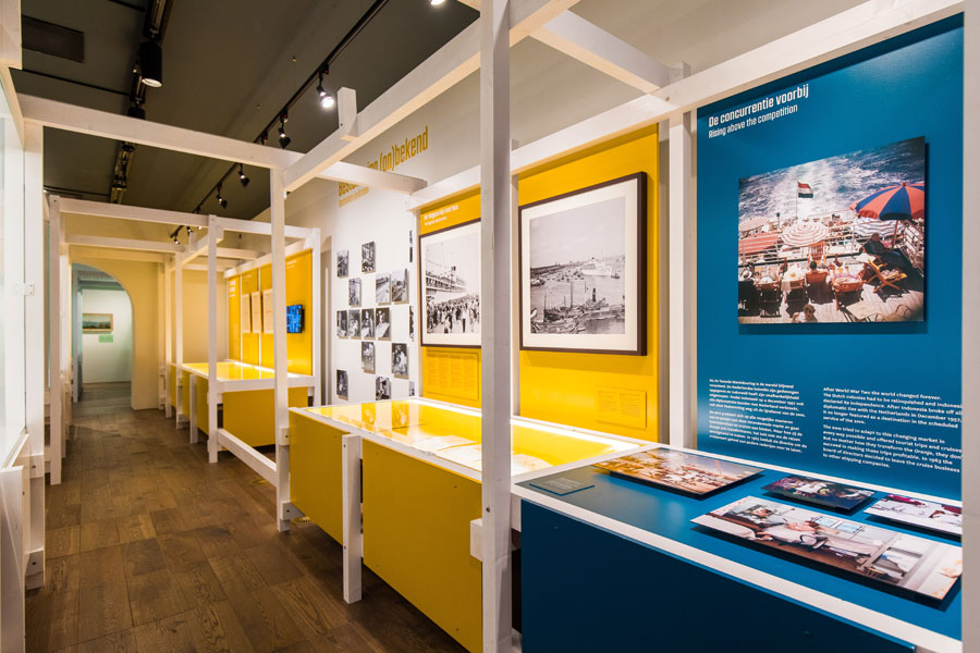 Gekleurdepoanelen in tentoonstellingsgrid