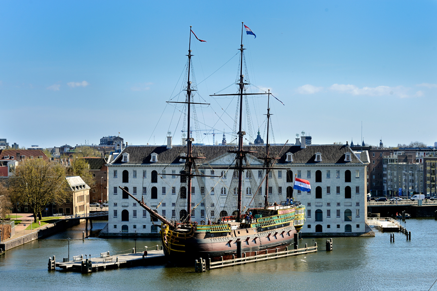 Oosterdok steiger met De Amsterdam