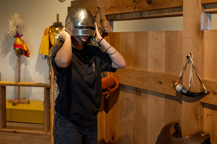 Zo voelt een middeleeuwse helm